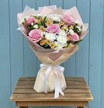 Букет цветов из:  Гвоздики, Орхидеи и Розы в Марьино