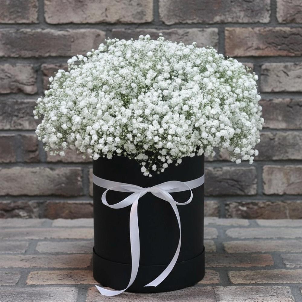 Цветочная композиция из Гипсофила в шляпной коробке в Марьино