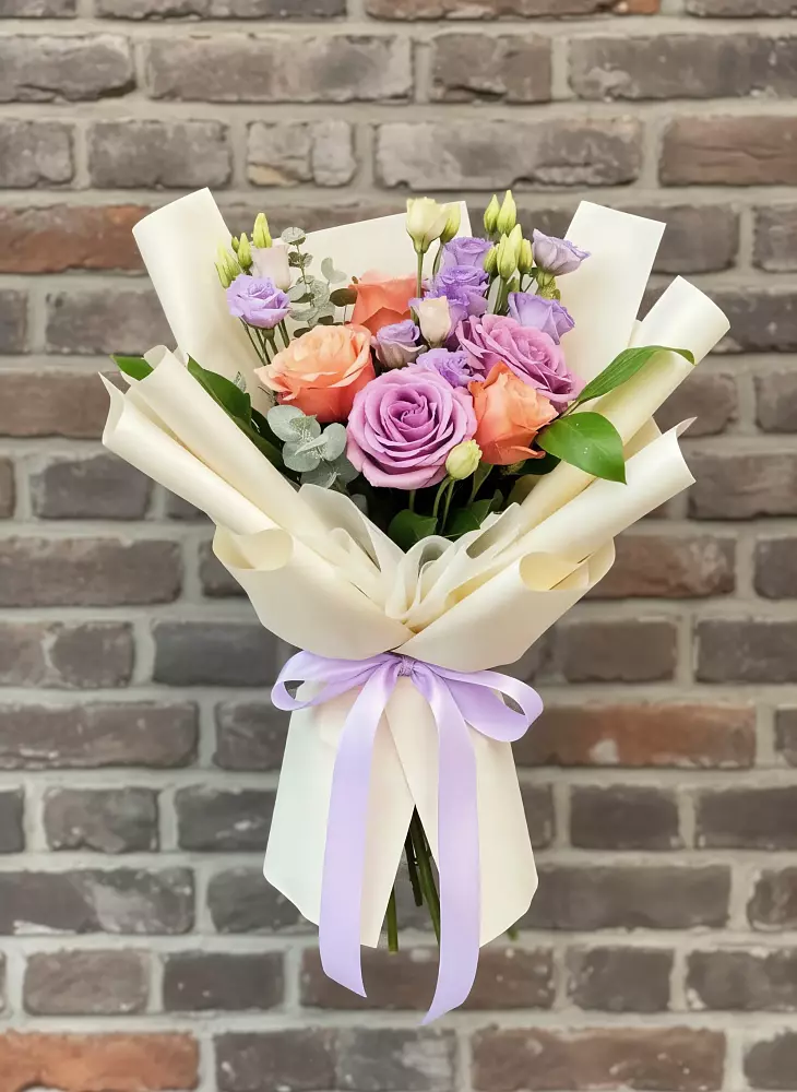 Букет цветов из: Лизиантусы и Розы в Марьино