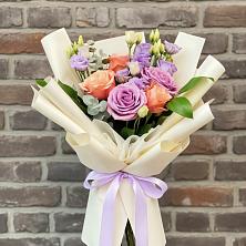 Букет цветов из:  Лизиантусы и Розы в Марьино