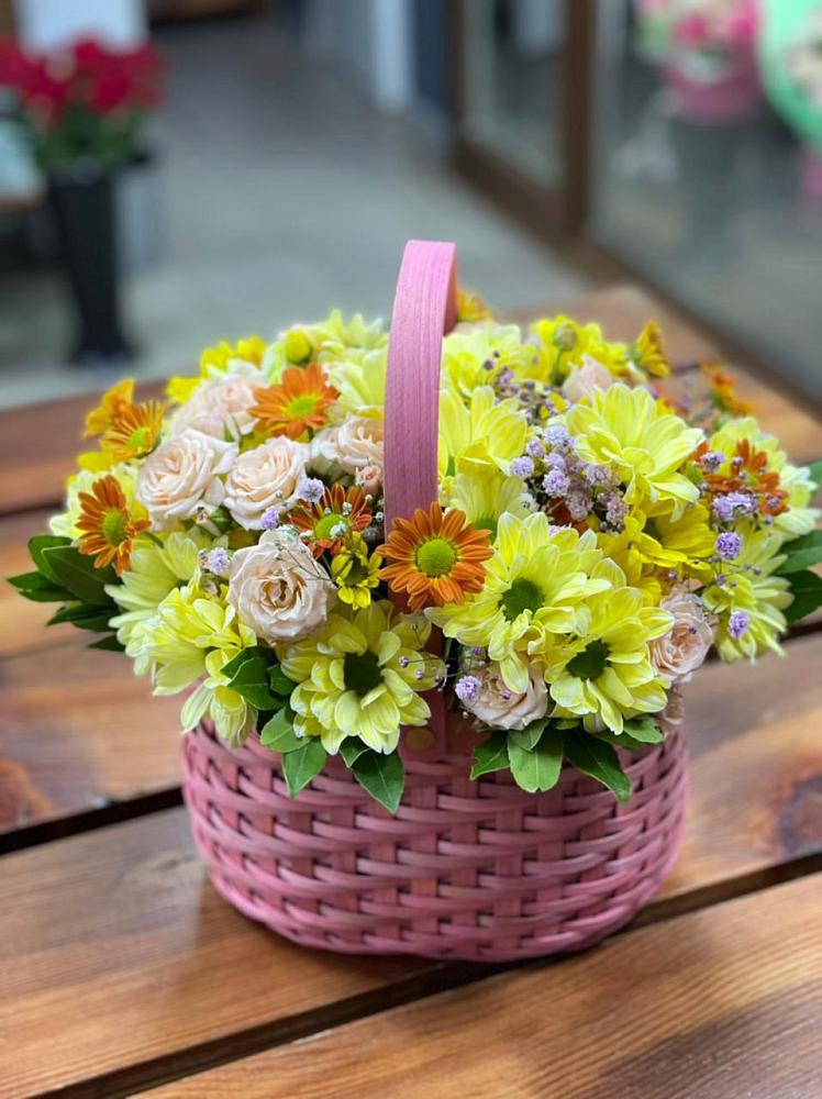 Цветочная композиция из Хризантемы и Розы в корзине в Марьино