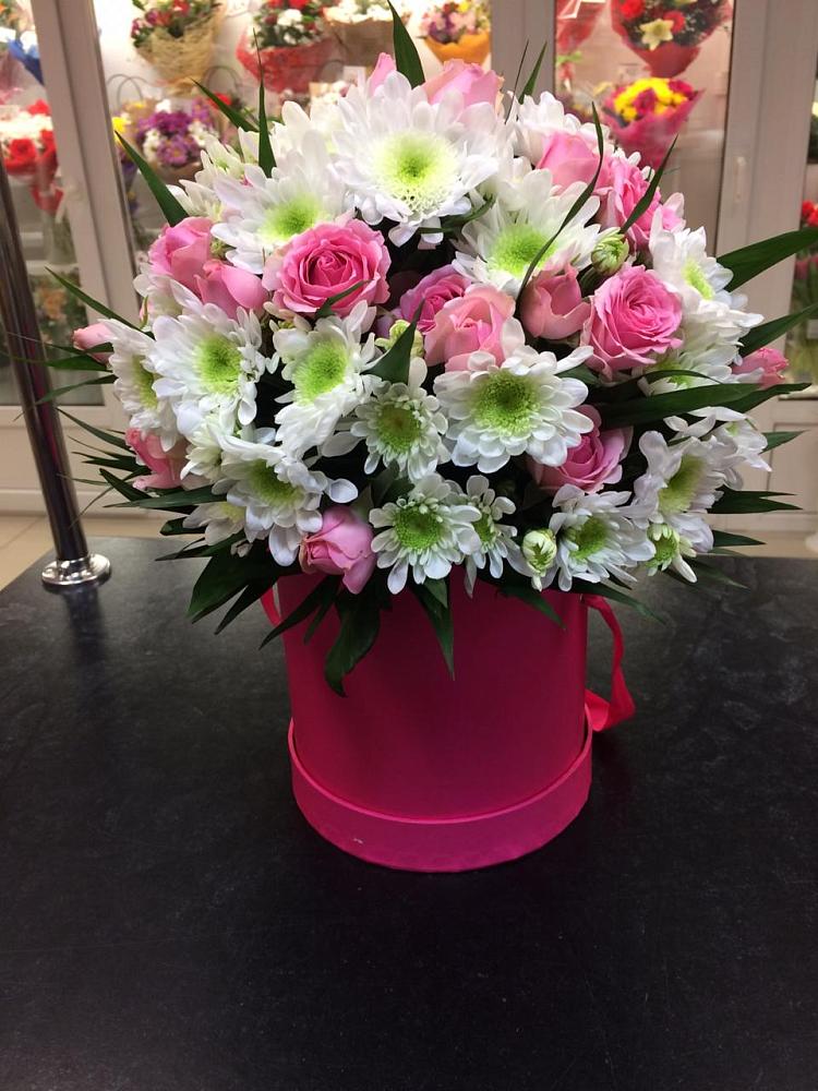 Цветочная композиция из Розы и Хризантемы в шляпной коробке в Марьино