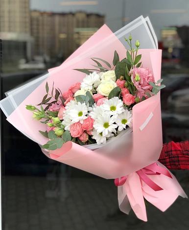 Букет цветов из: Розы, Лизиантусы и Хризантемы в Марьино